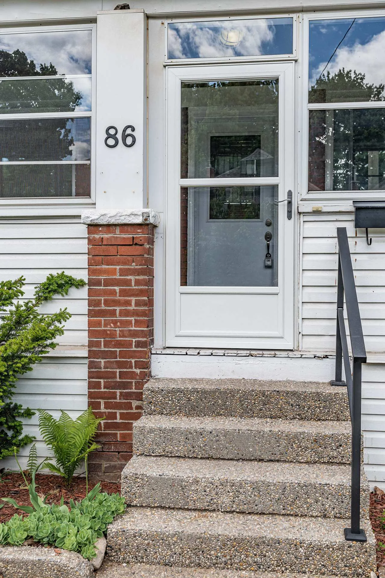 Photo 5 of 86 Graham Avenue S, Hamilton, Delta — HOMEH