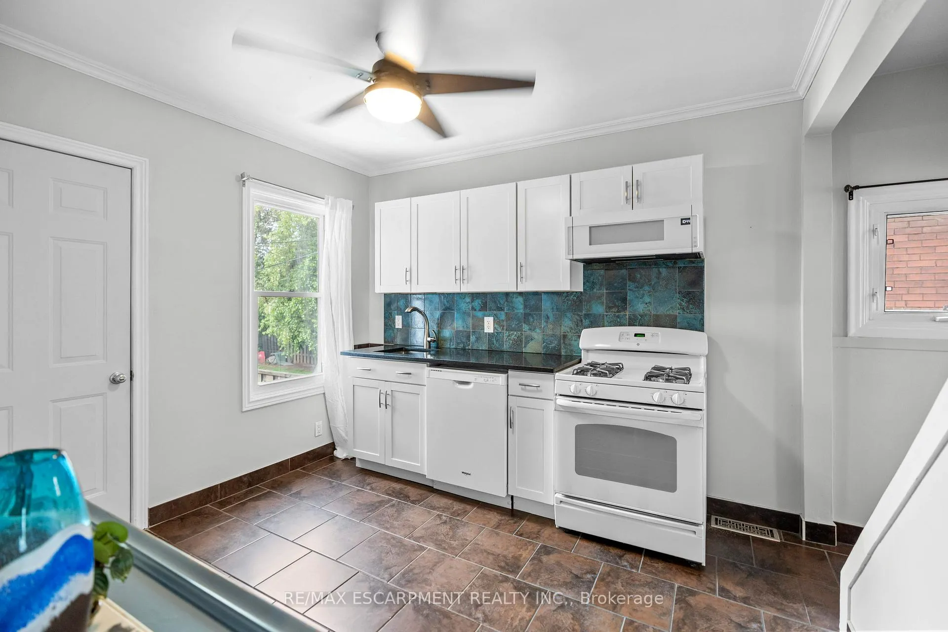 Photo 14 of 86 Graham Avenue S, Hamilton, Delta — HOMEH