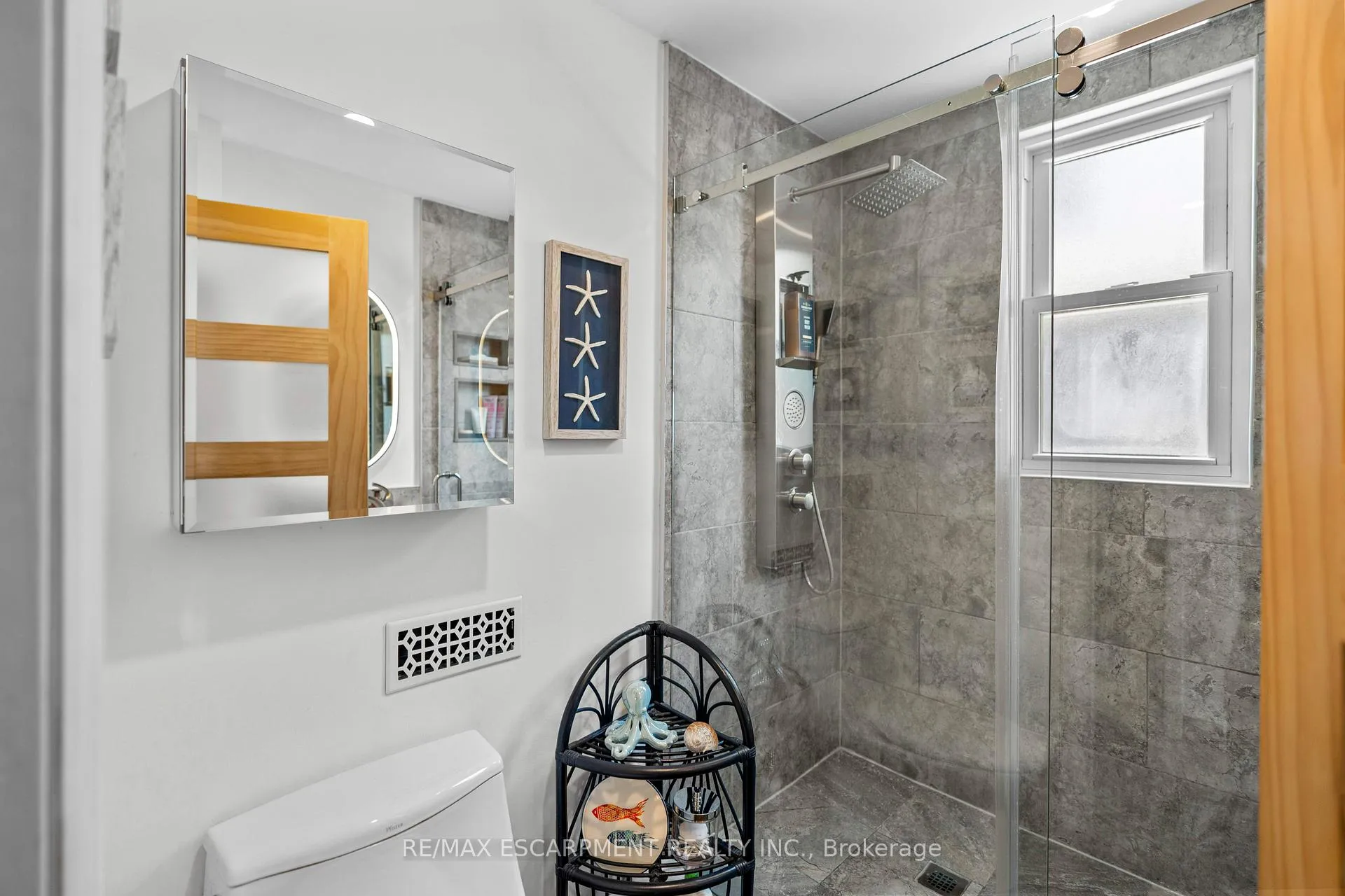 Photo 20 of 86 Graham Avenue S, Hamilton, Delta — HOMEH