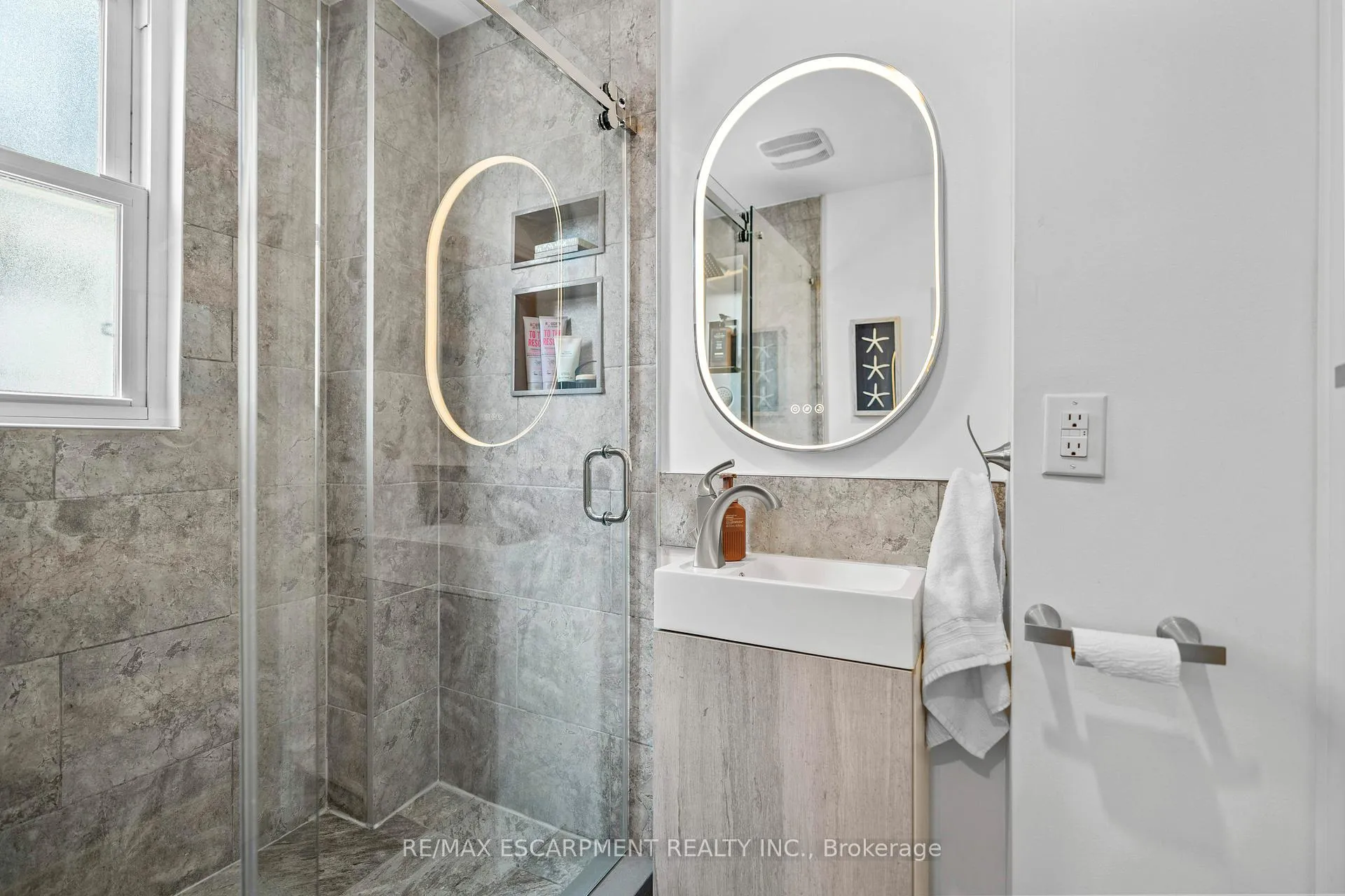 Photo 21 of 86 Graham Avenue S, Hamilton, Delta — HOMEH