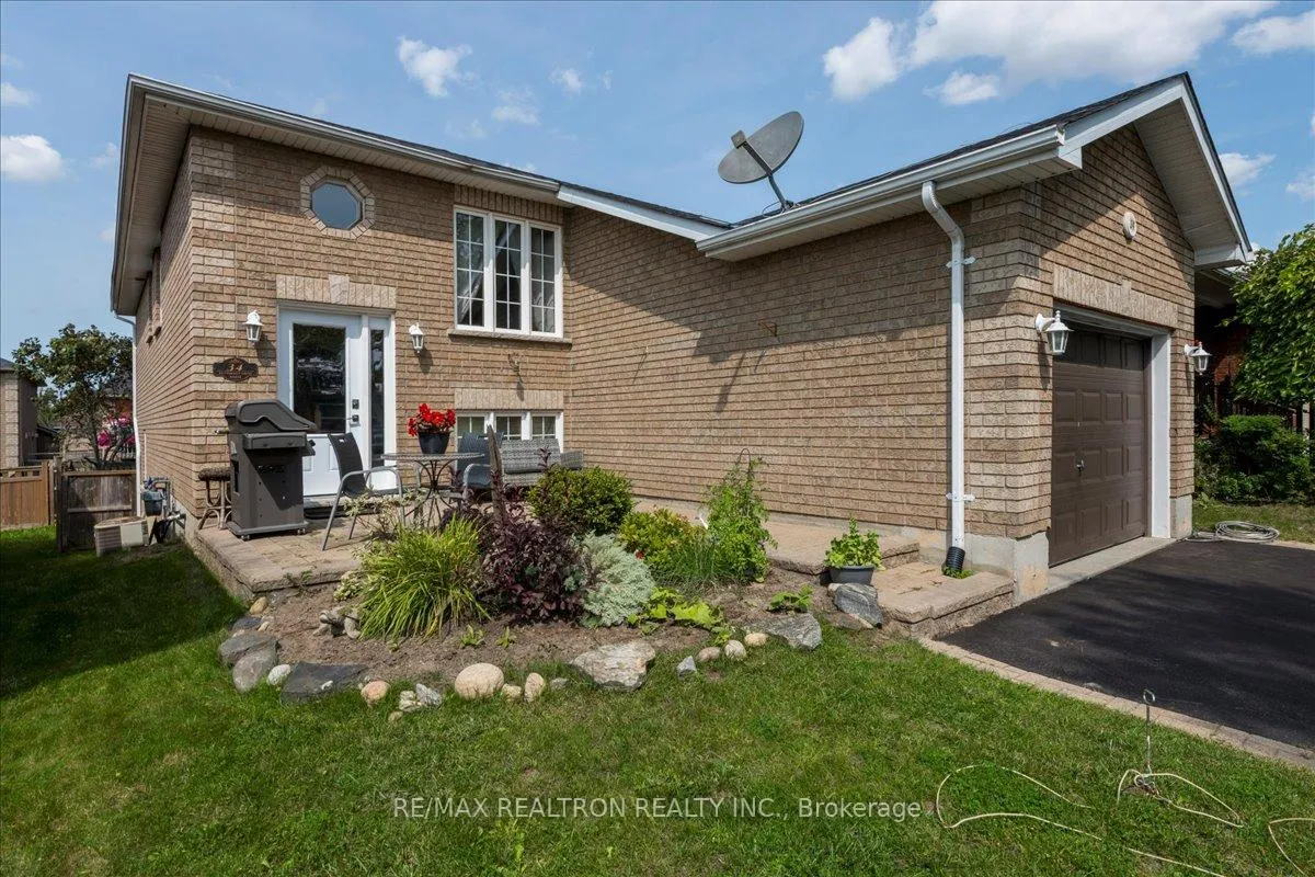 Photo 2 of 34 Butternut Drive, Barrie, Holly — HOMEH