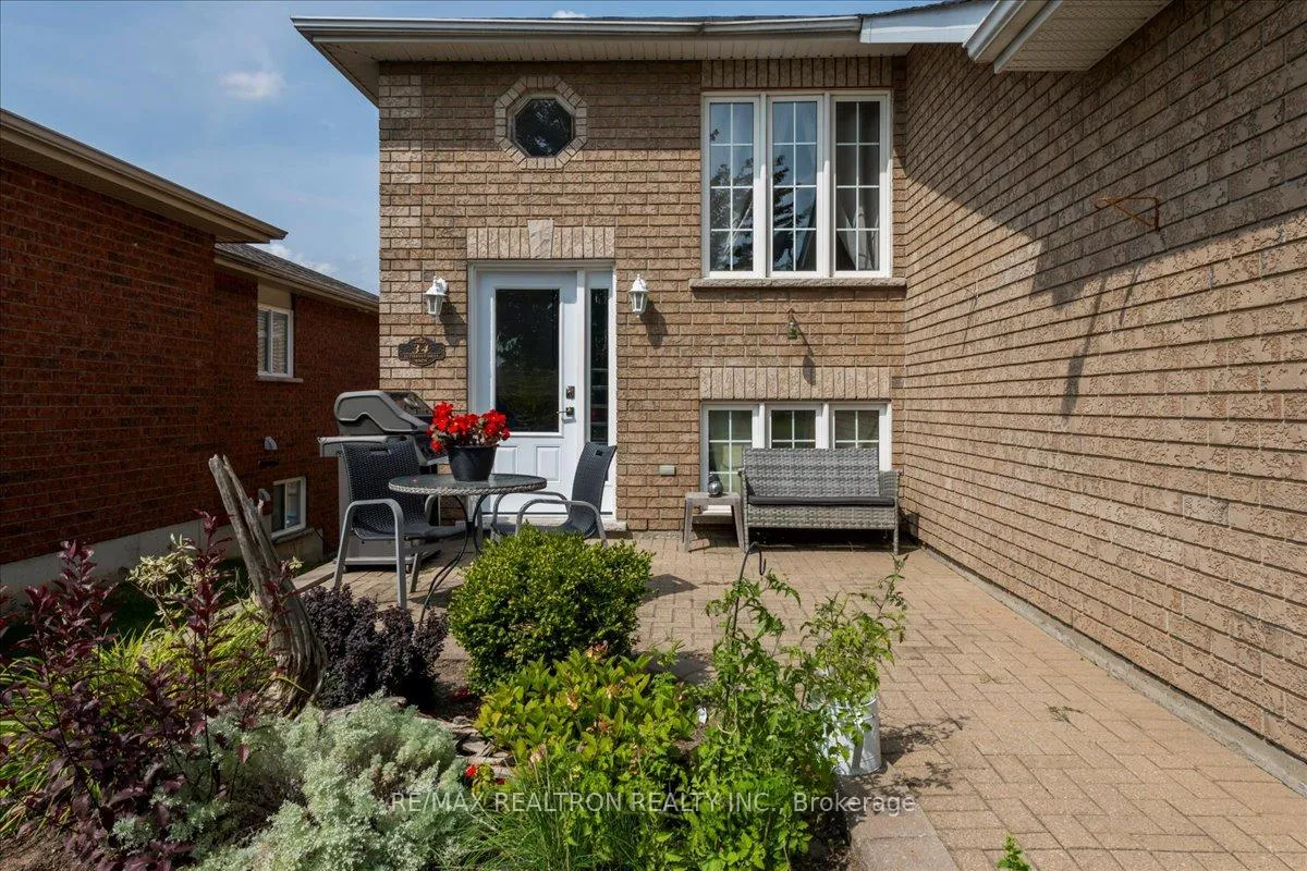 Photo 3 of 34 Butternut Drive, Barrie, Holly — HOMEH