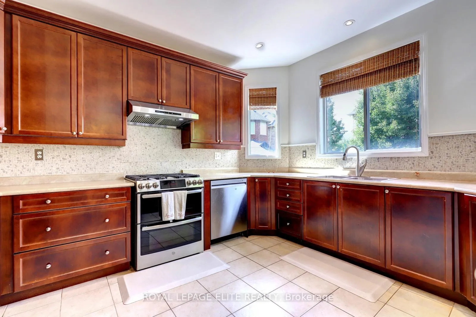 Photo 9 of 1230 Winter Crescent, Milton, Beaty — HOMEH