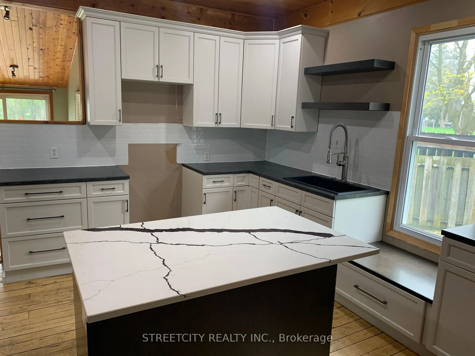 Photo 11 of 263 King Street N, Southwest Middlesex, Glencoe — HOMEH