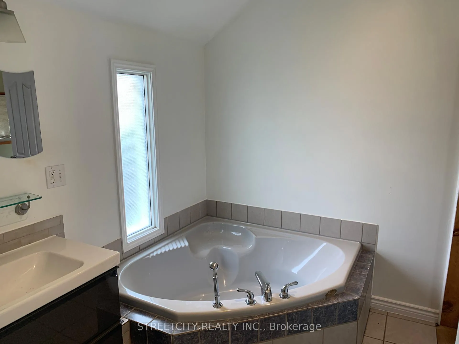 Photo 16 of 263 King Street N, Southwest Middlesex, Glencoe — HOMEH