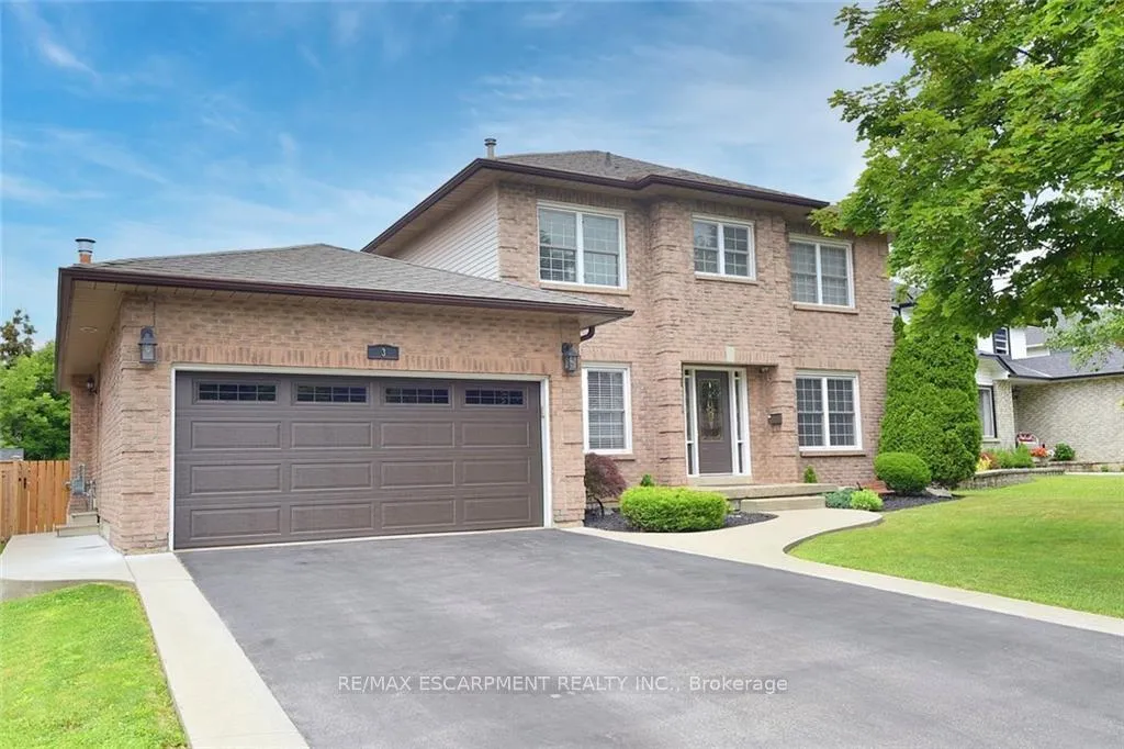 Photo 2 of 3 Suter Crescent, Hamilton, Dundas — HOMEH