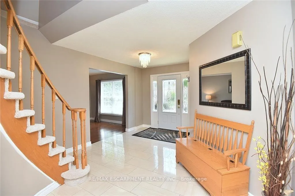 Photo 4 of 3 Suter Crescent, Hamilton, Dundas — HOMEH