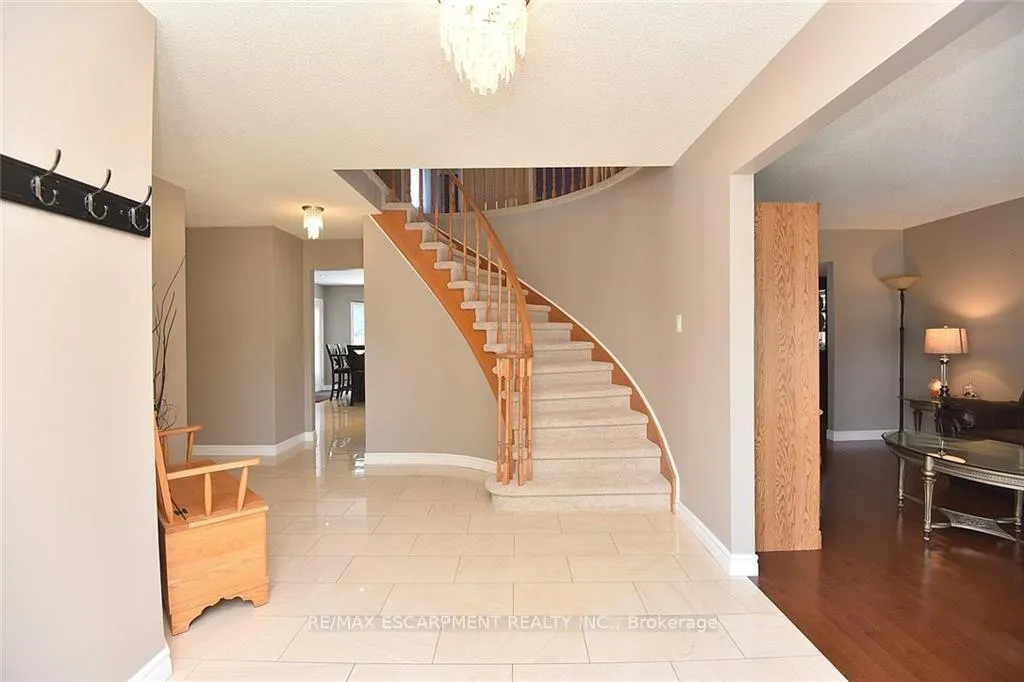 Photo 5 of 3 Suter Crescent, Hamilton, Dundas — HOMEH