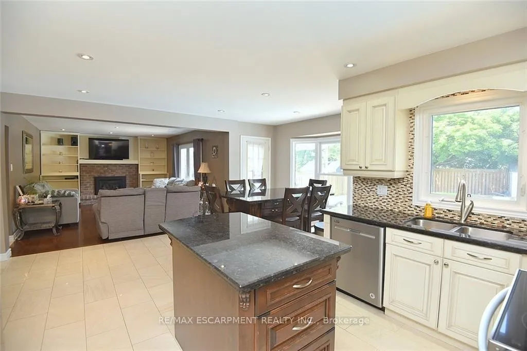 Photo 10 of 3 Suter Crescent, Hamilton, Dundas — HOMEH