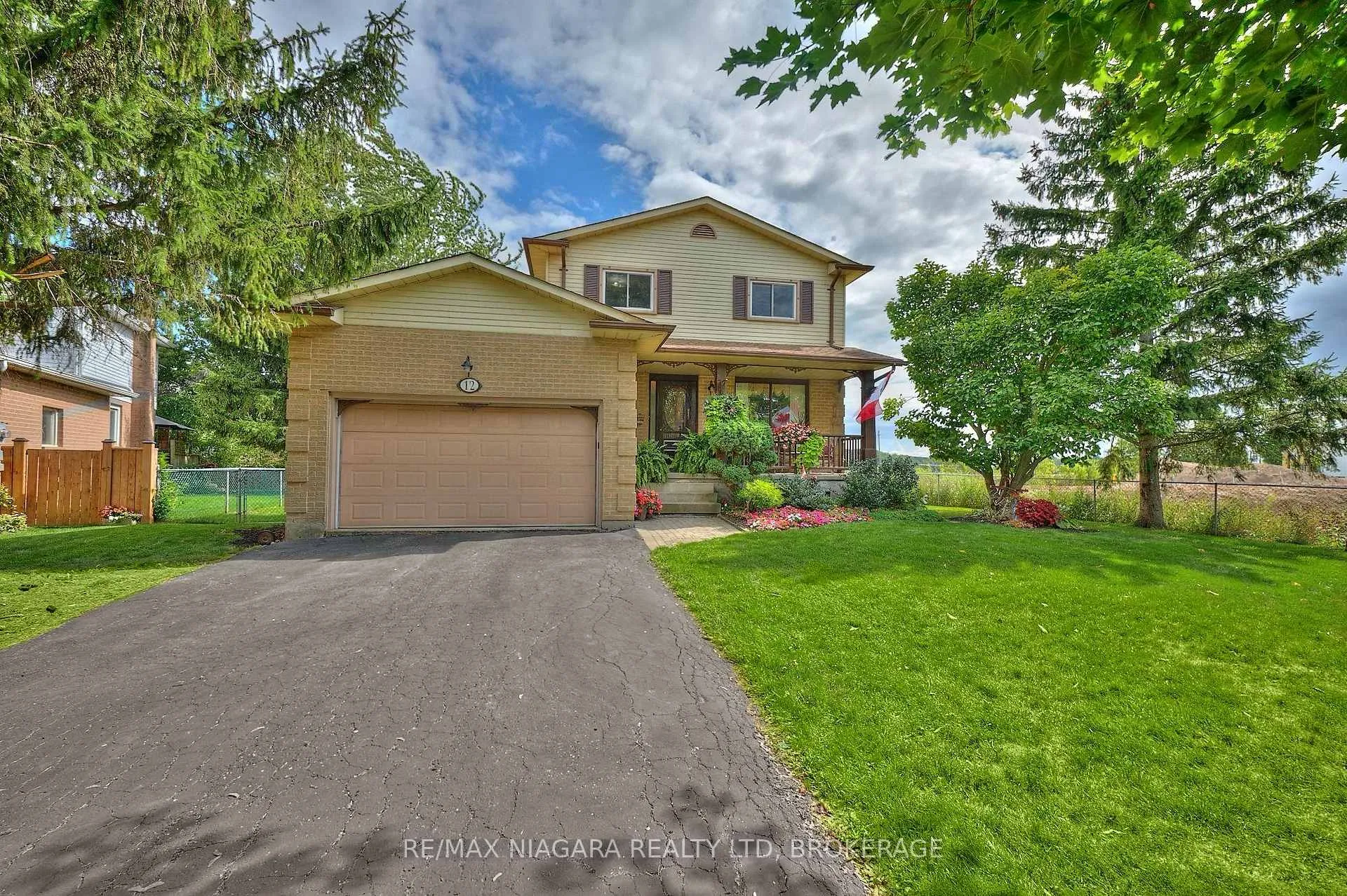 Photo 2 of 12 Lampman Crescent, Thorold, Confederation Heights — HOMEH