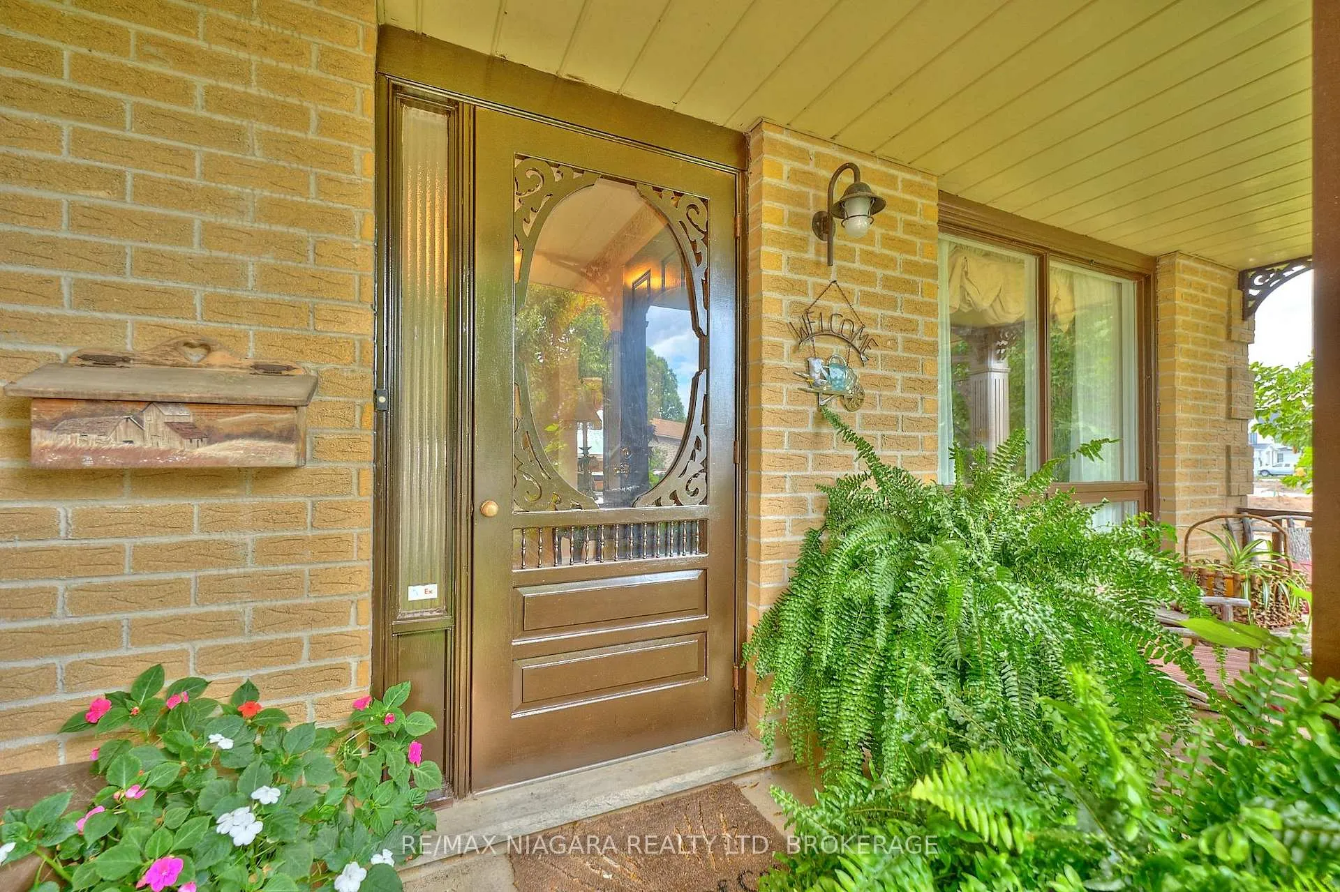 Photo 3 of 12 Lampman Crescent, Thorold, Confederation Heights — HOMEH