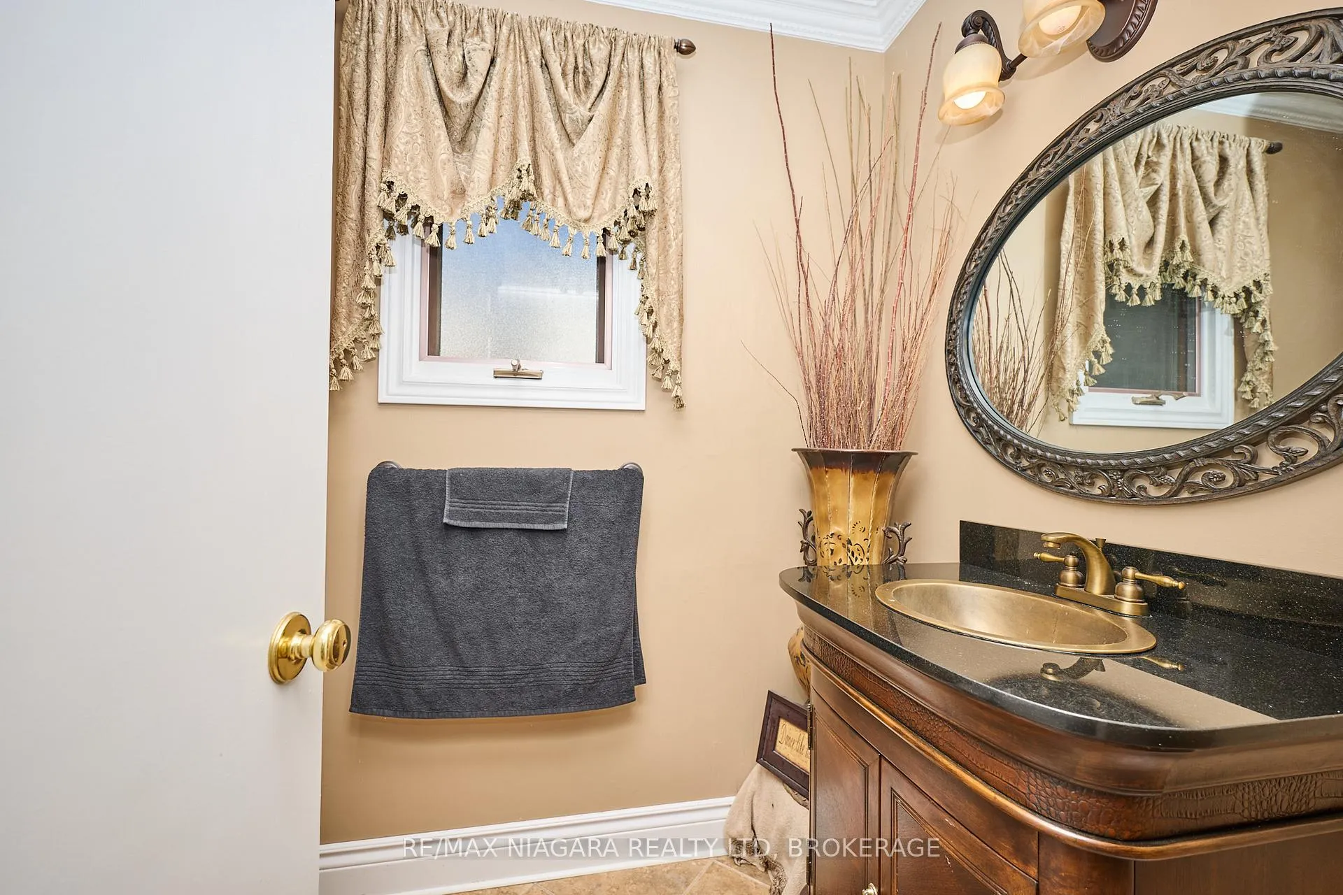 Photo 13 of 12 Lampman Crescent, Thorold, Confederation Heights — HOMEH