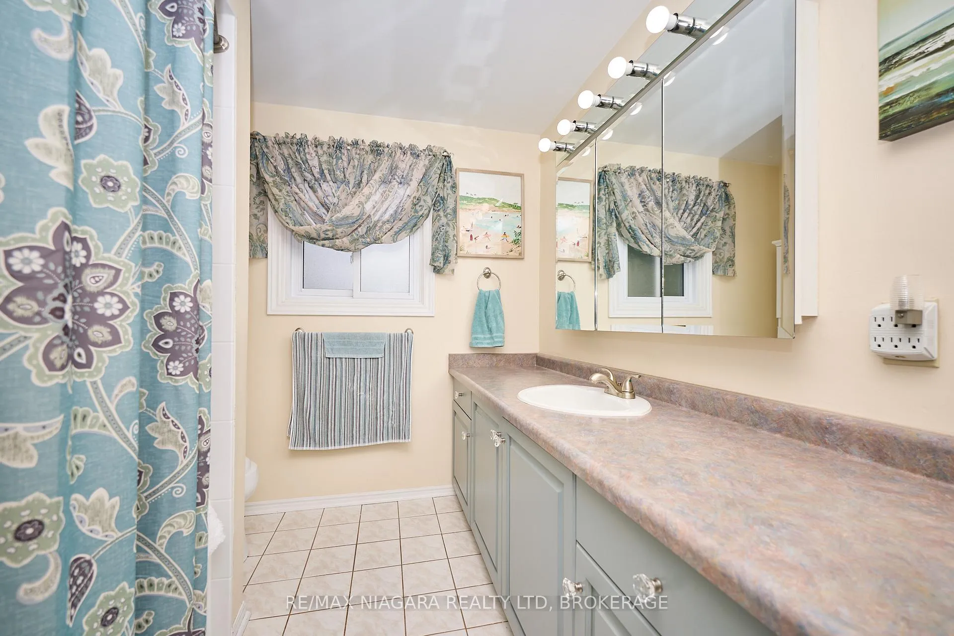 Photo 15 of 12 Lampman Crescent, Thorold, Confederation Heights — HOMEH