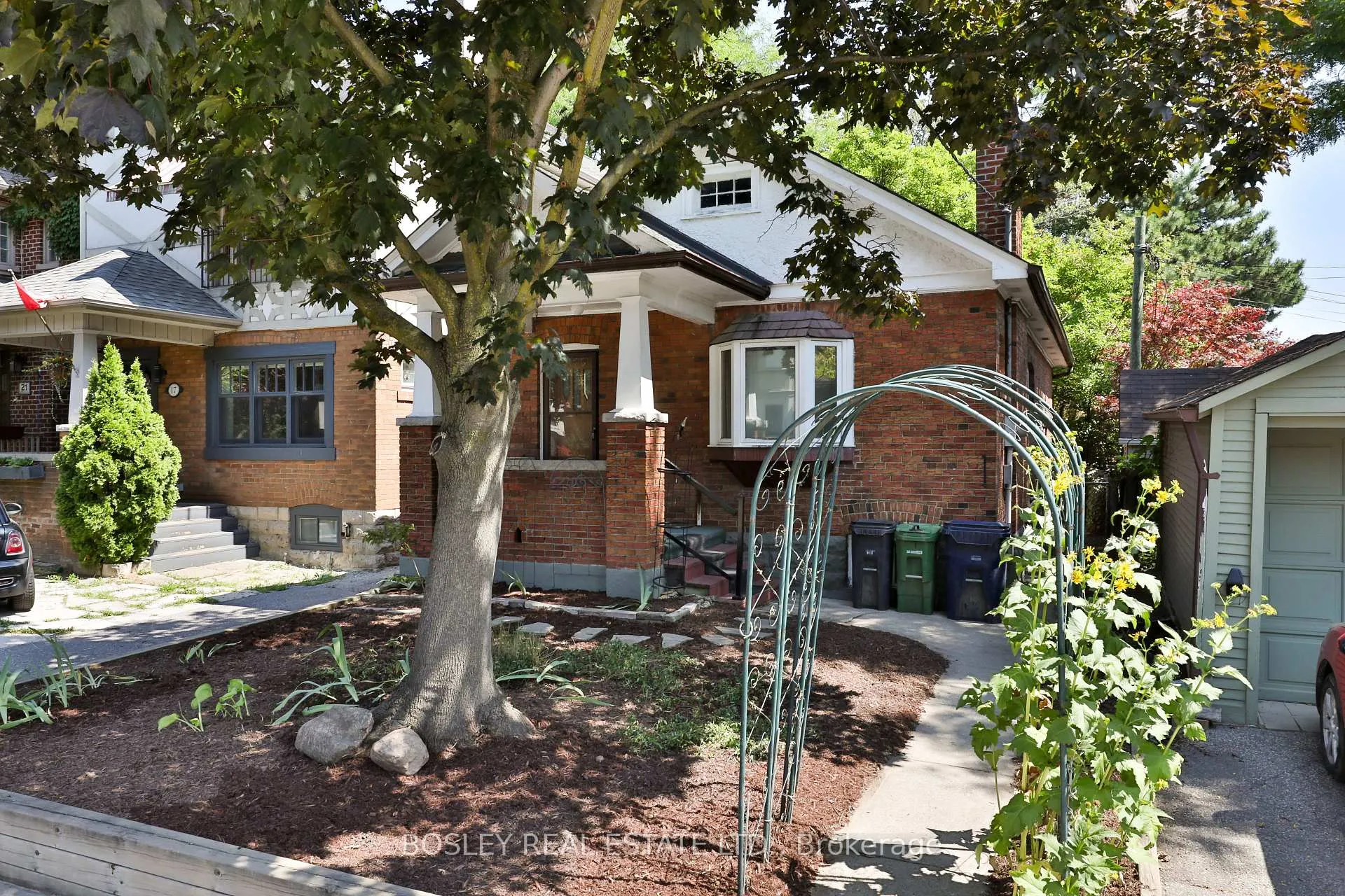 Photo 2 of 15 Whitewood Road, Toronto, Mount Pleasant East — HOMEH