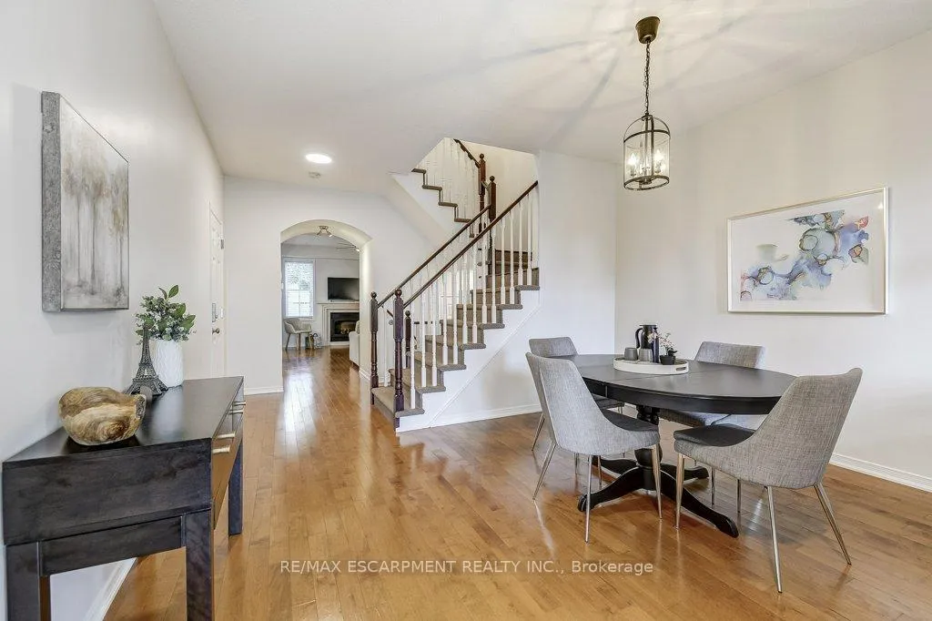 Photo 5 of 45 Cathedral Street, Hamilton, Waterdown — HOMEH