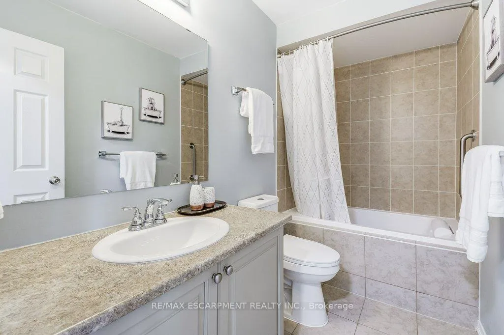 Photo 17 of 45 Cathedral Street, Hamilton, Waterdown — HOMEH