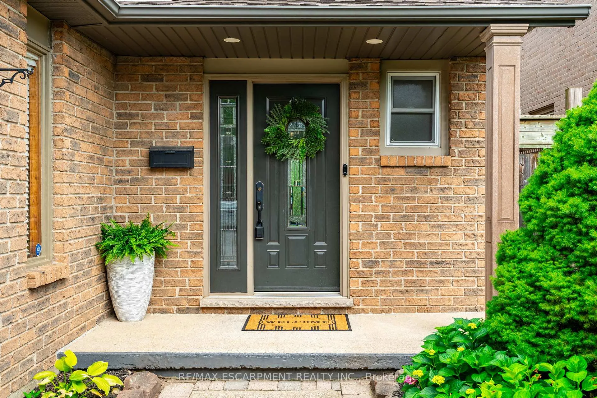 Photo 3 of 17 Tami Crescent, Grimsby, Grimsby West — HOMEH