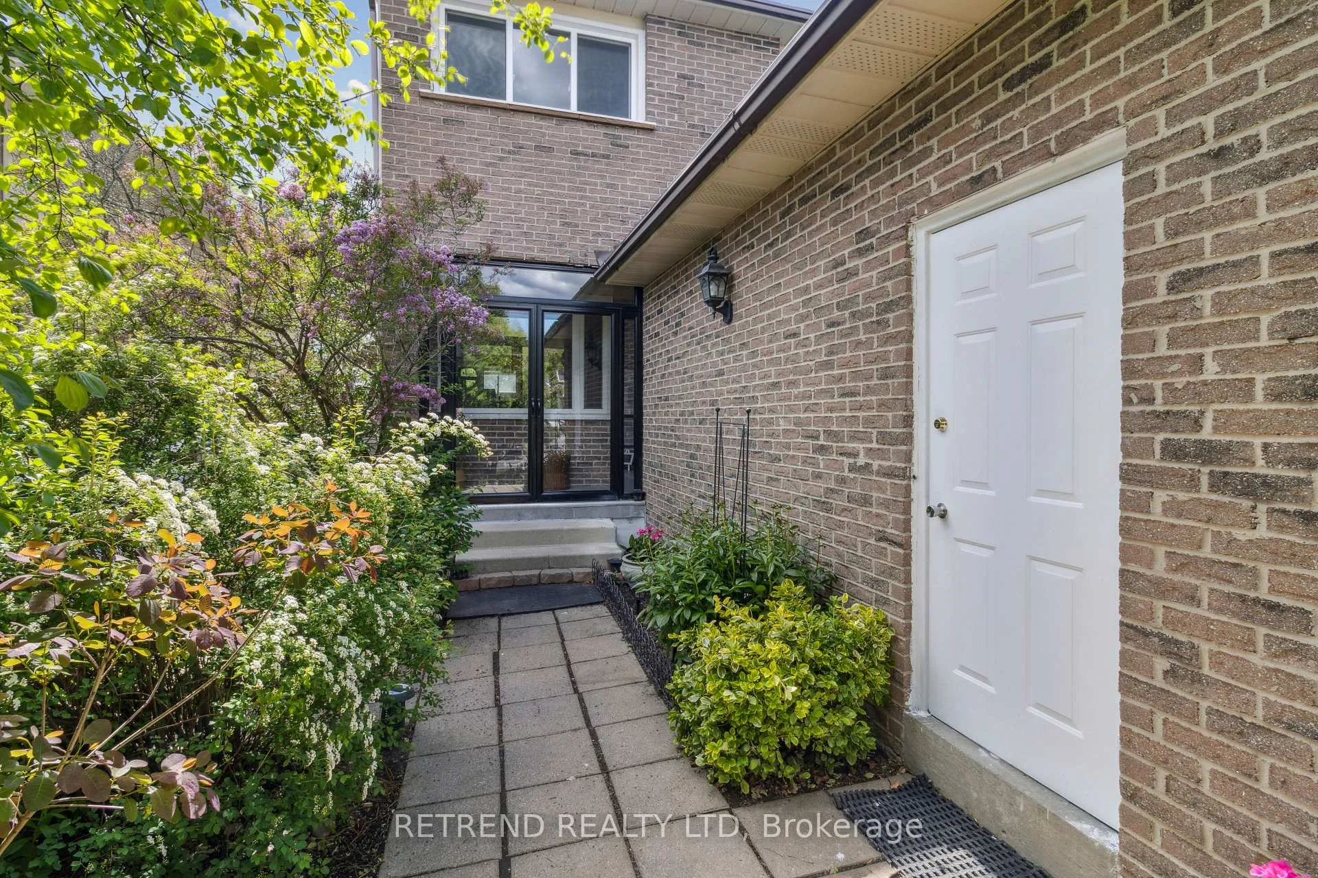 Photo 2 of 72 Holm Crescent, Markham, Aileen-Willowbrook — HOMEH