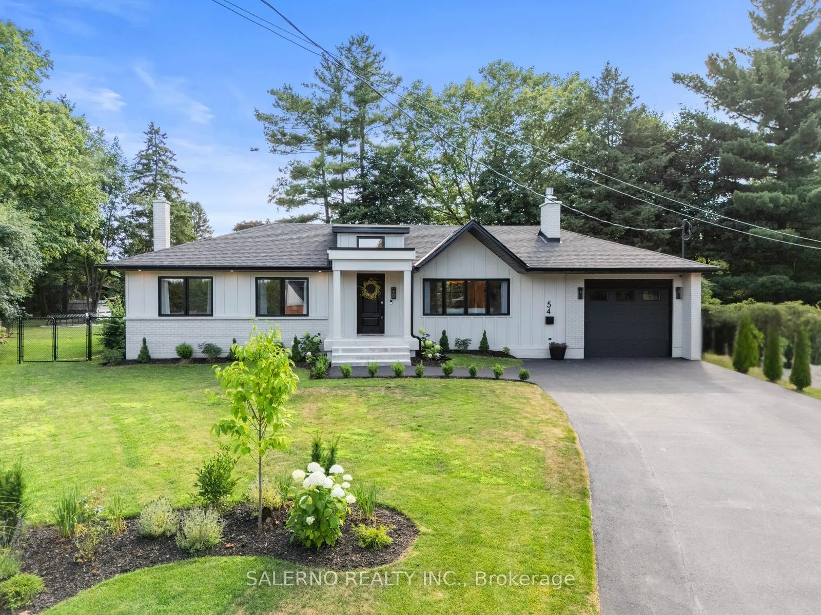 Photo 2 of 54 East Crest, Hamilton, Ancaster — HOMEH
