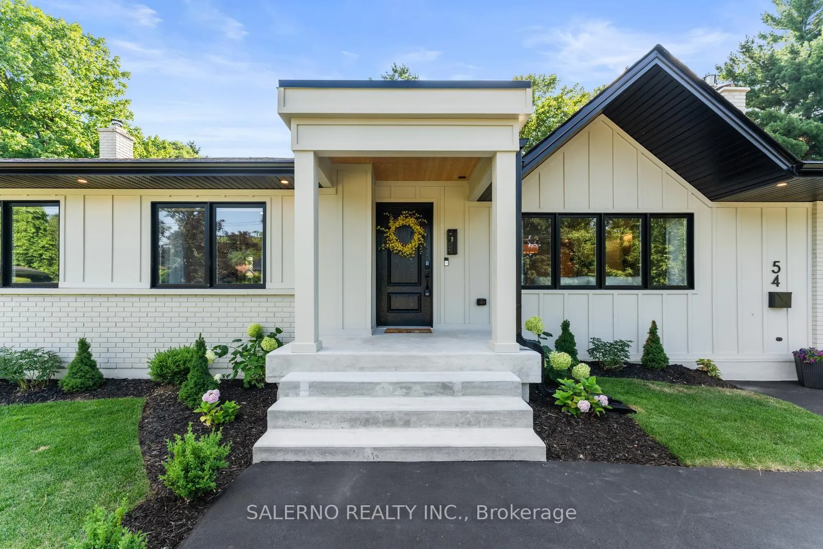 Photo 4 of 54 East Crest, Hamilton, Ancaster — HOMEH
