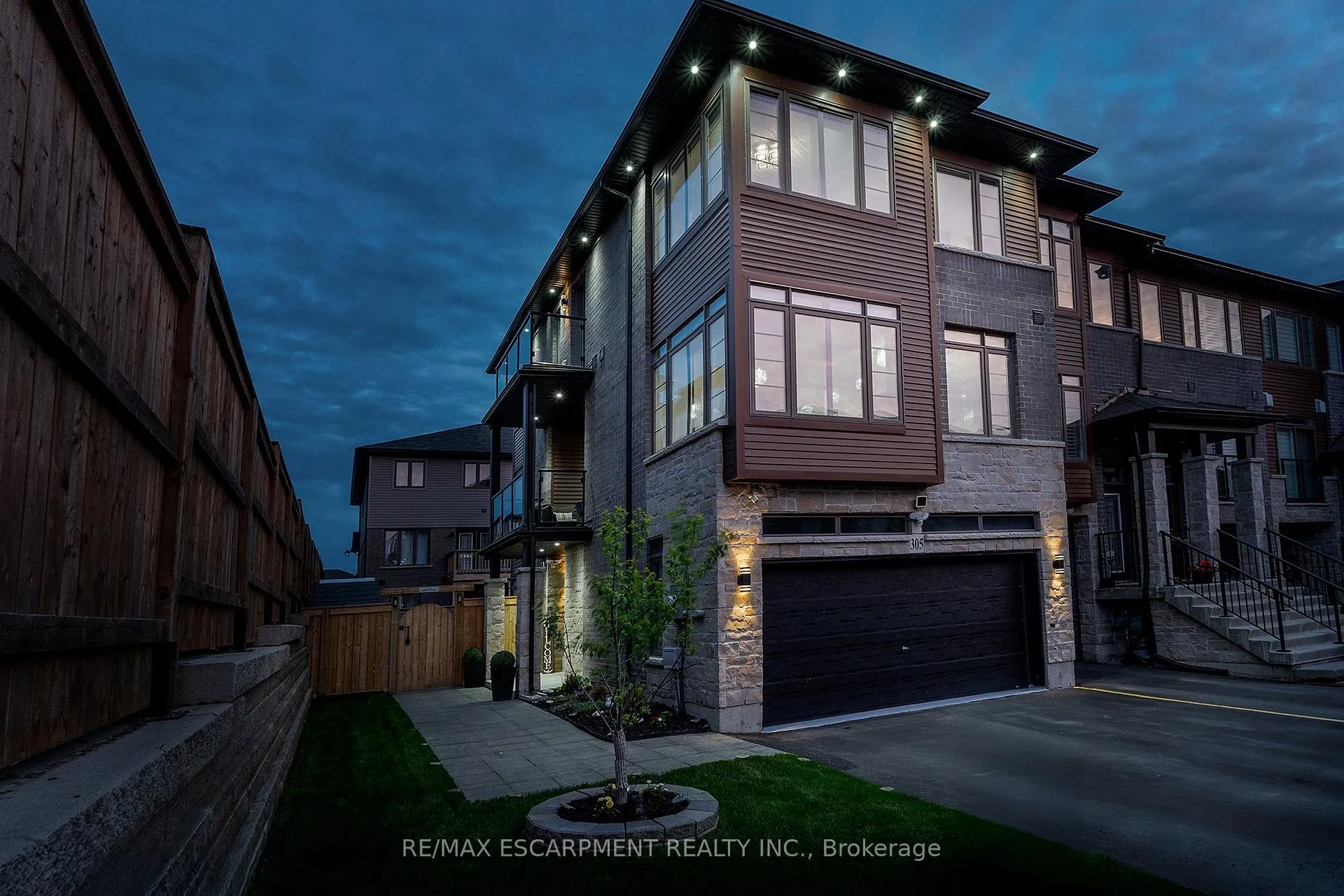 Photo 2 of Unit 305, 30 Times Square Boulevard, Hamilton, Stoney Creek — HOMEH