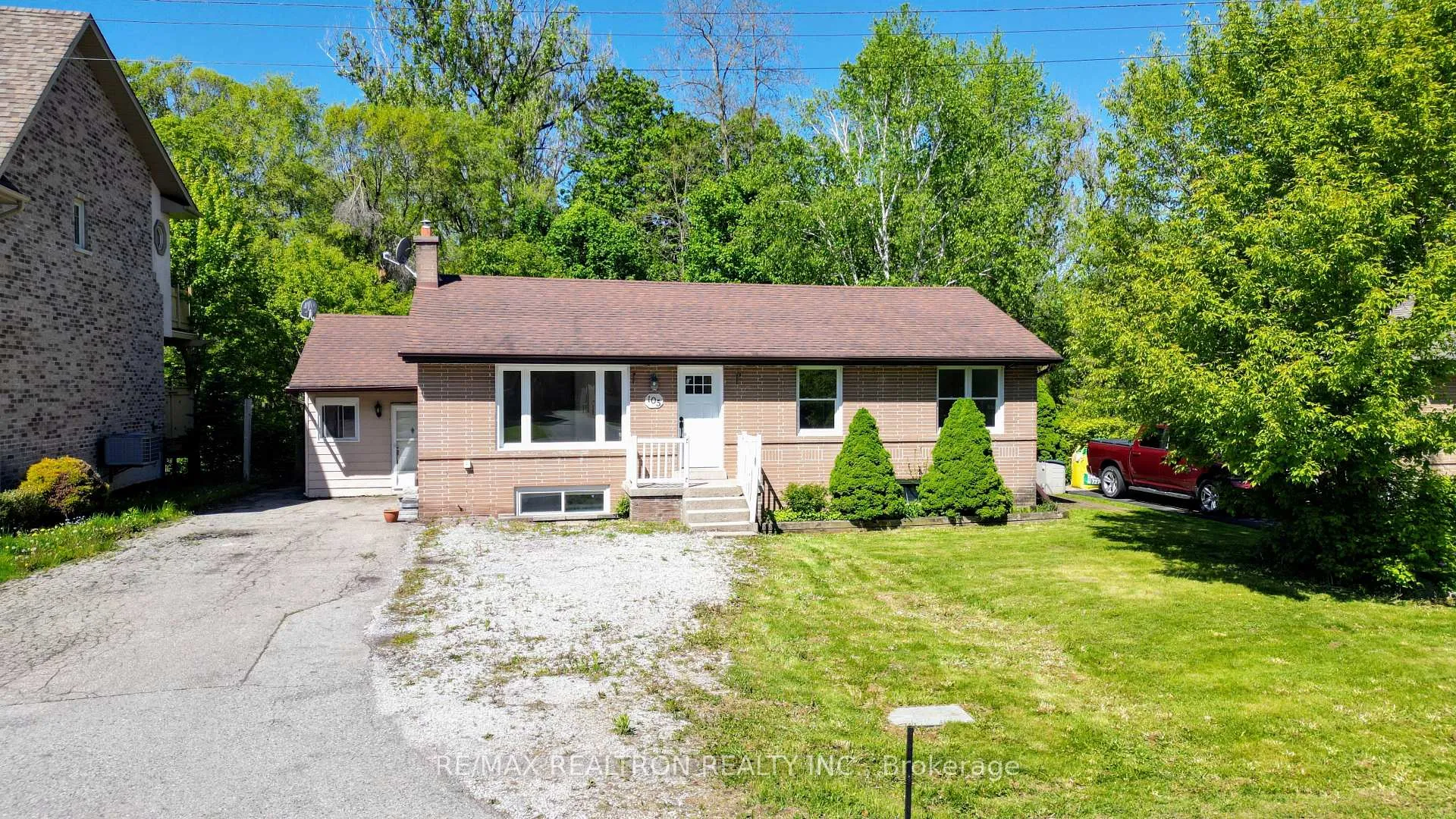 Photo 4 of 105 Humber Crescent, King, King City — HOMEH