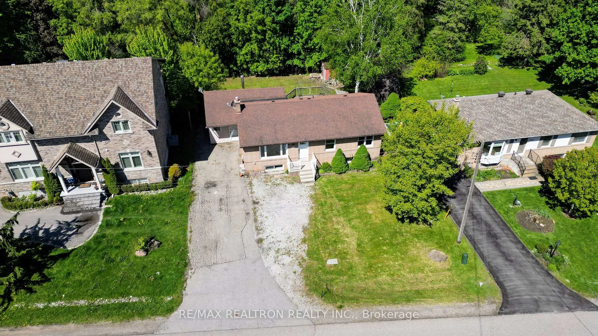 Photo 5 of 105 Humber Crescent, King, King City — HOMEH
