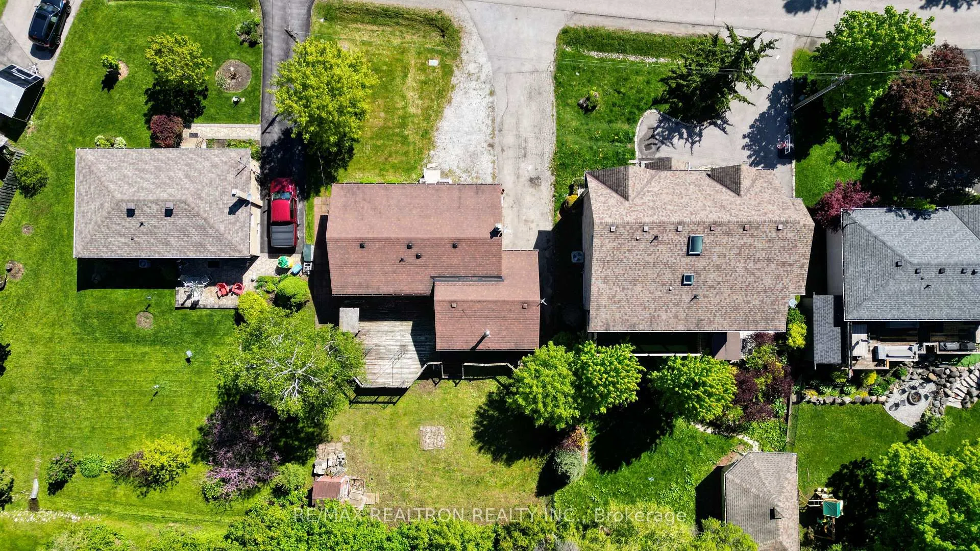 Photo 8 of 105 Humber Crescent, King, King City — HOMEH