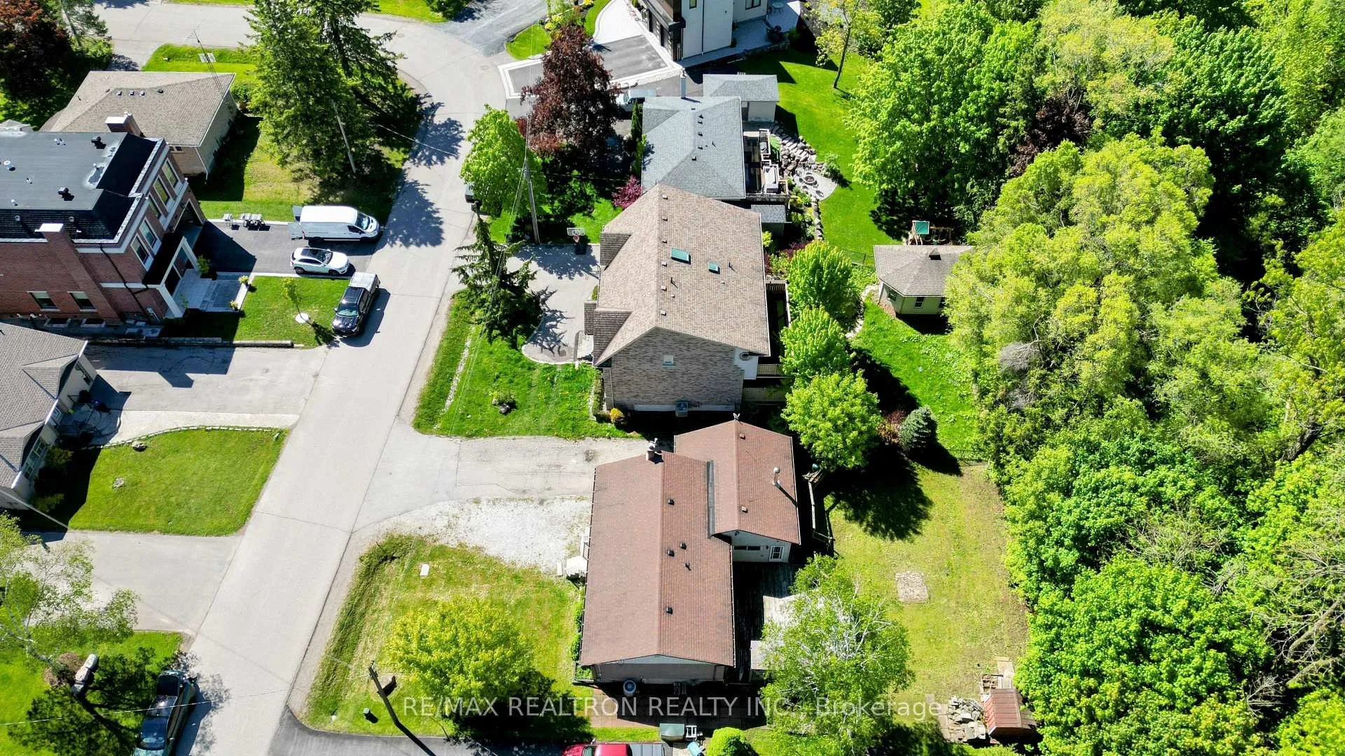 Photo 9 of 105 Humber Crescent, King, King City — HOMEH