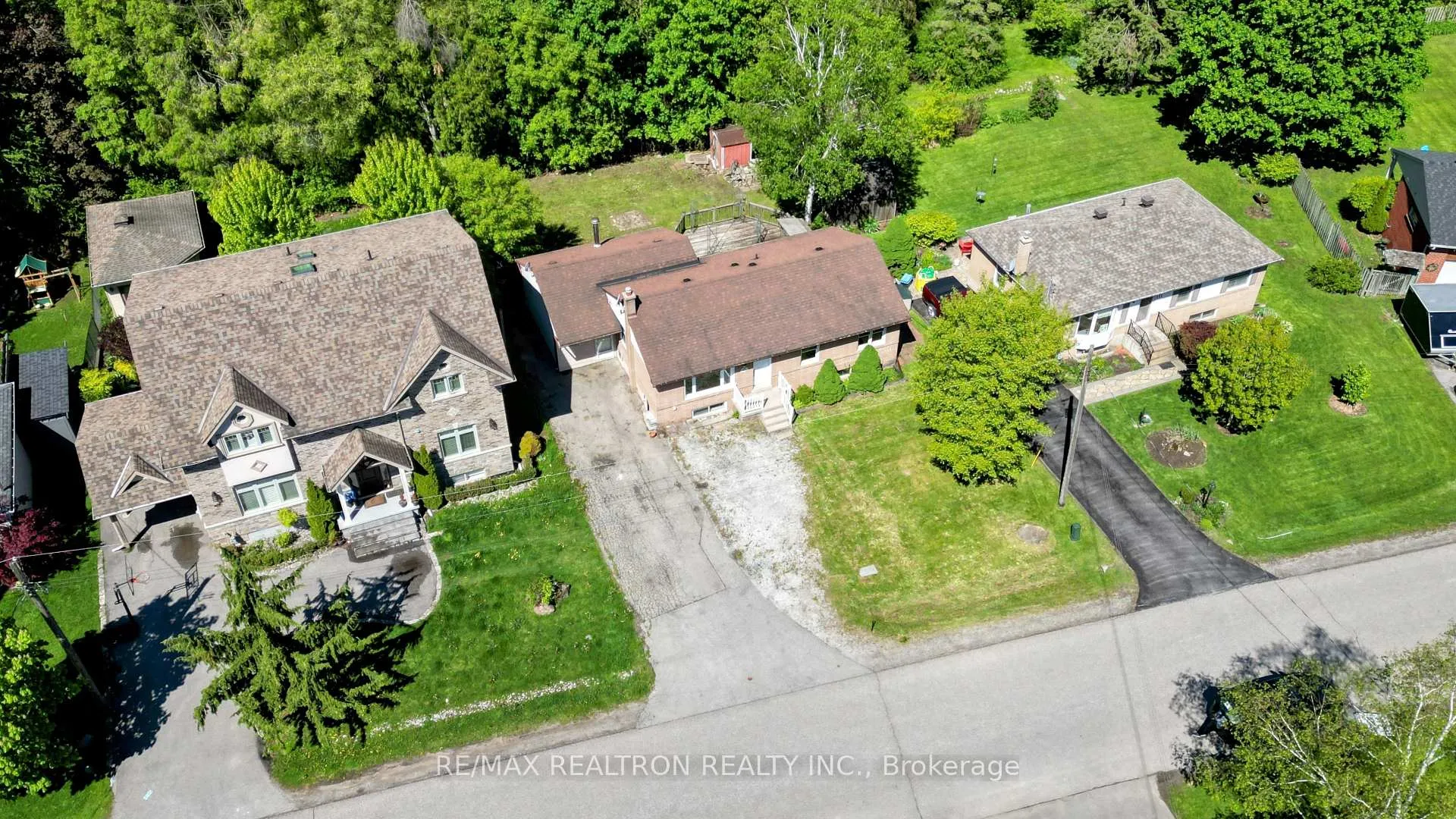 Photo 10 of 105 Humber Crescent, King, King City — HOMEH