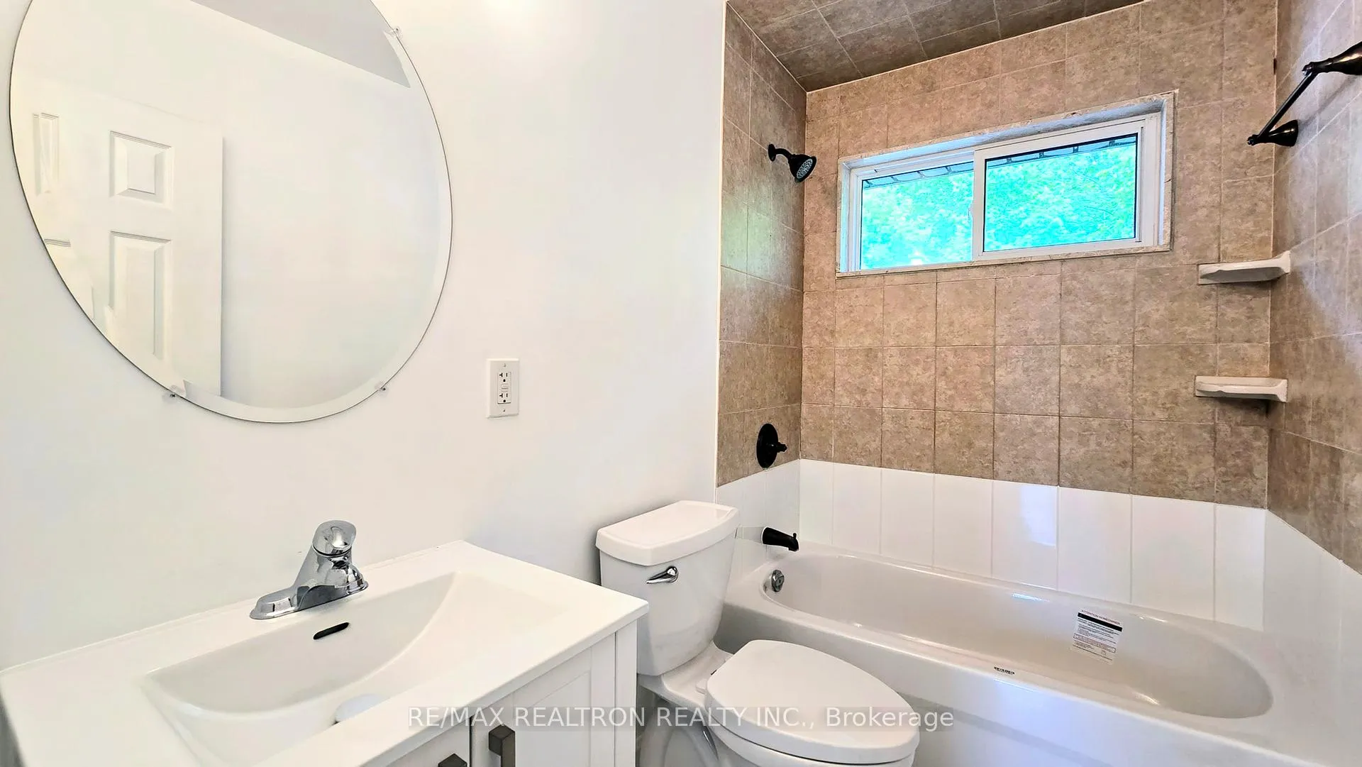 Photo 16 of 105 Humber Crescent, King, King City — HOMEH