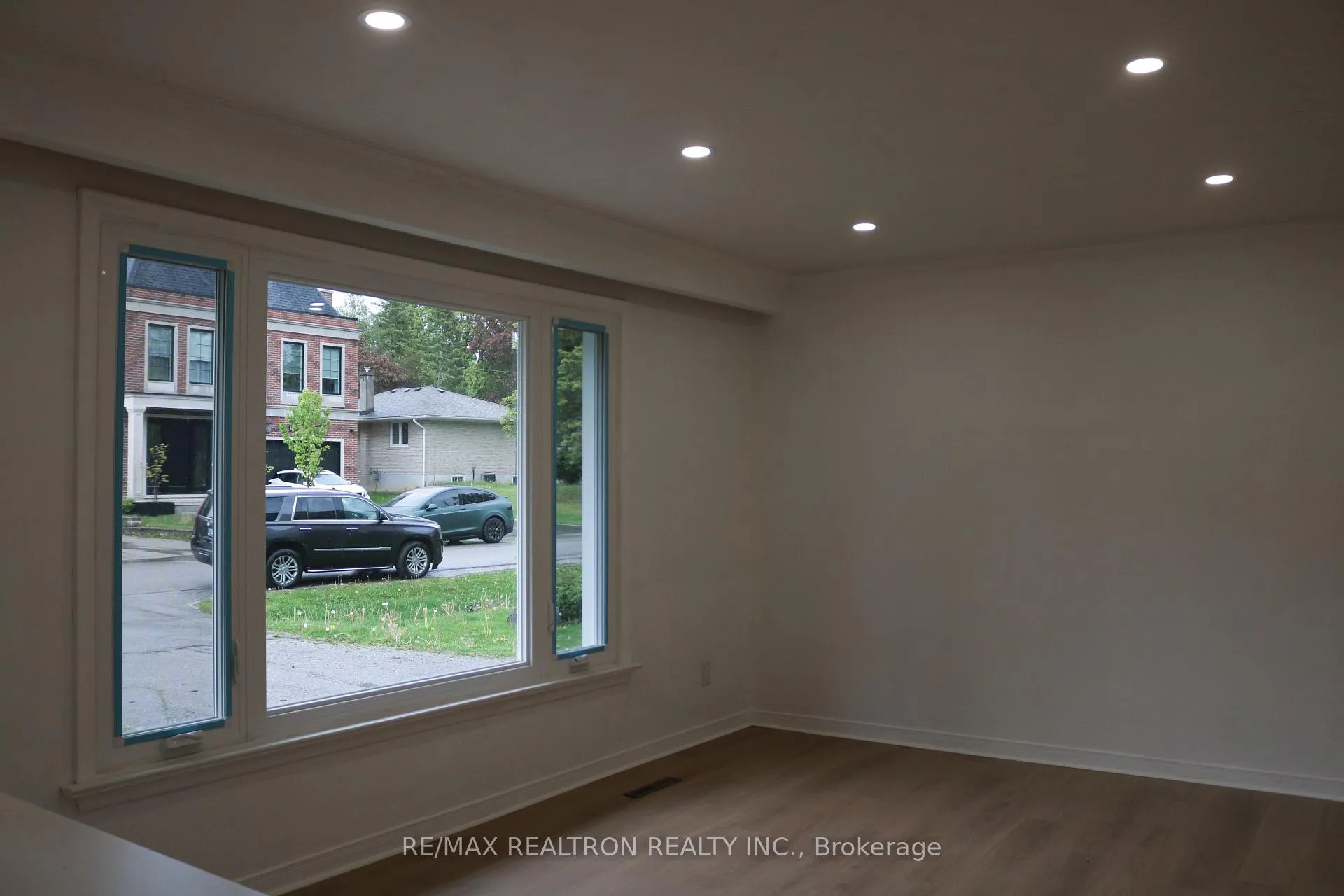 Photo 20 of 105 Humber Crescent, King, King City — HOMEH