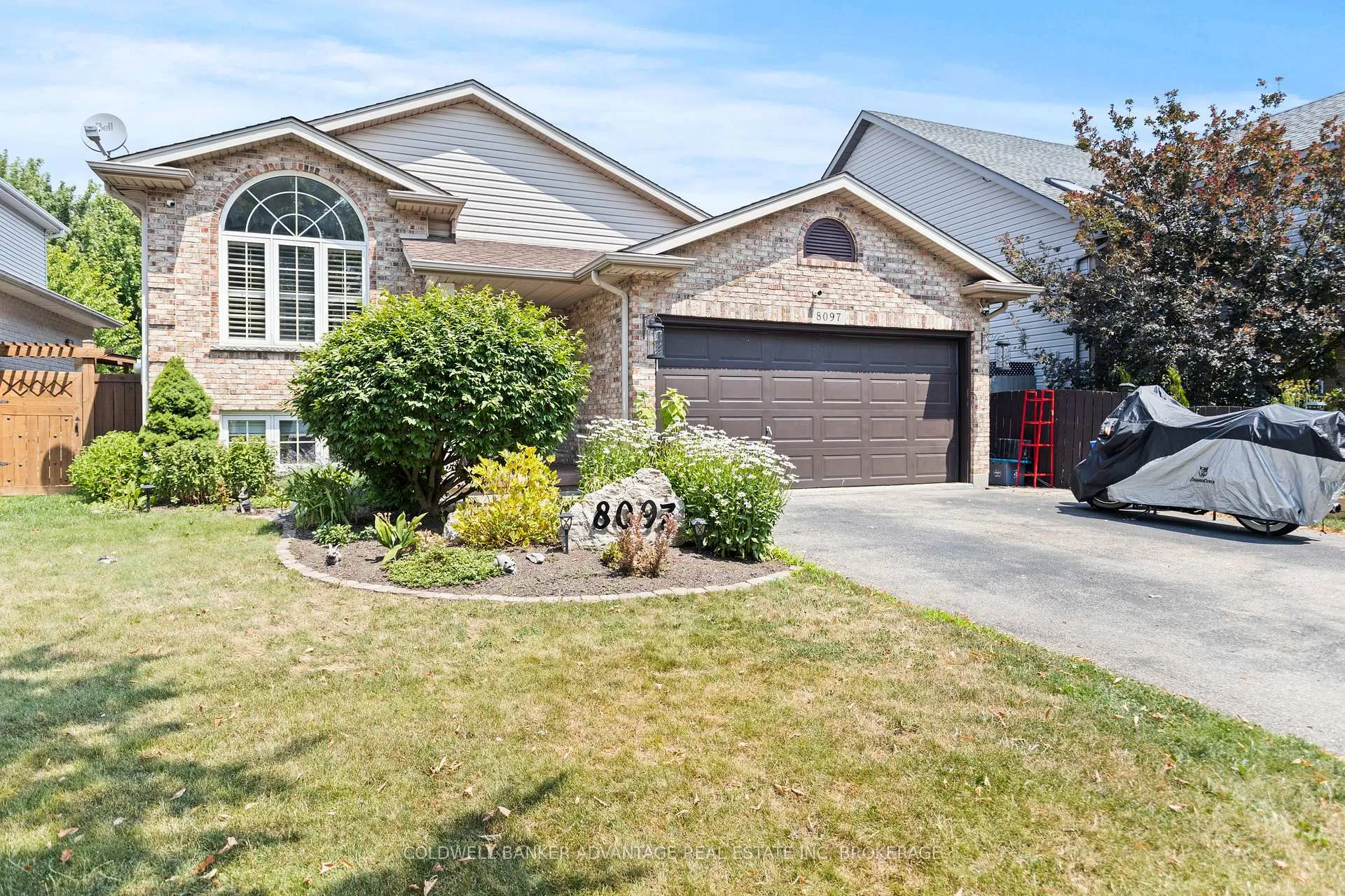 Photo 1 of 8097 Woodsview Crescent, Niagara Falls, Ascot — HOMEH
