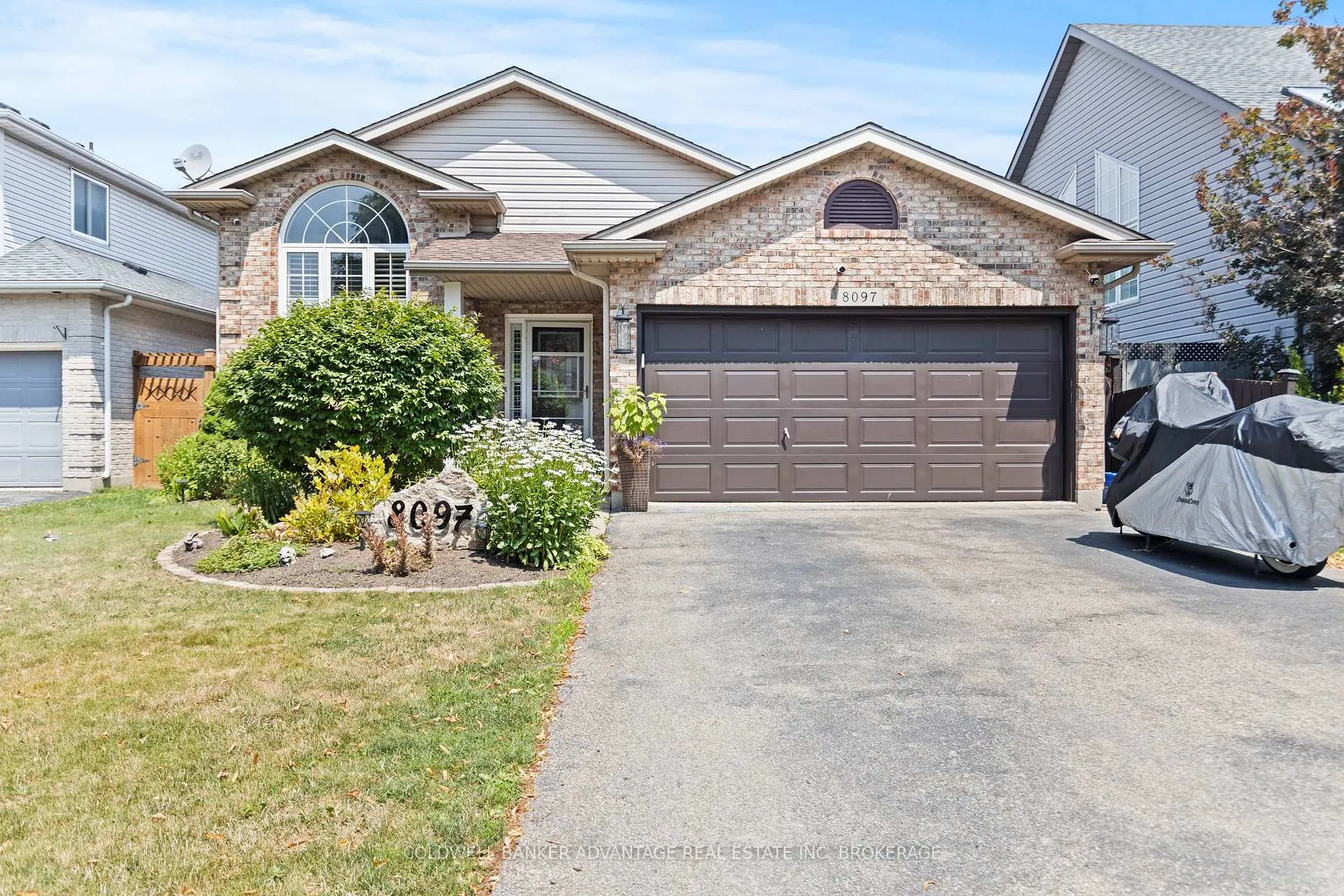 Photo 2 of 8097 Woodsview Crescent, Niagara Falls, Ascot — HOMEH