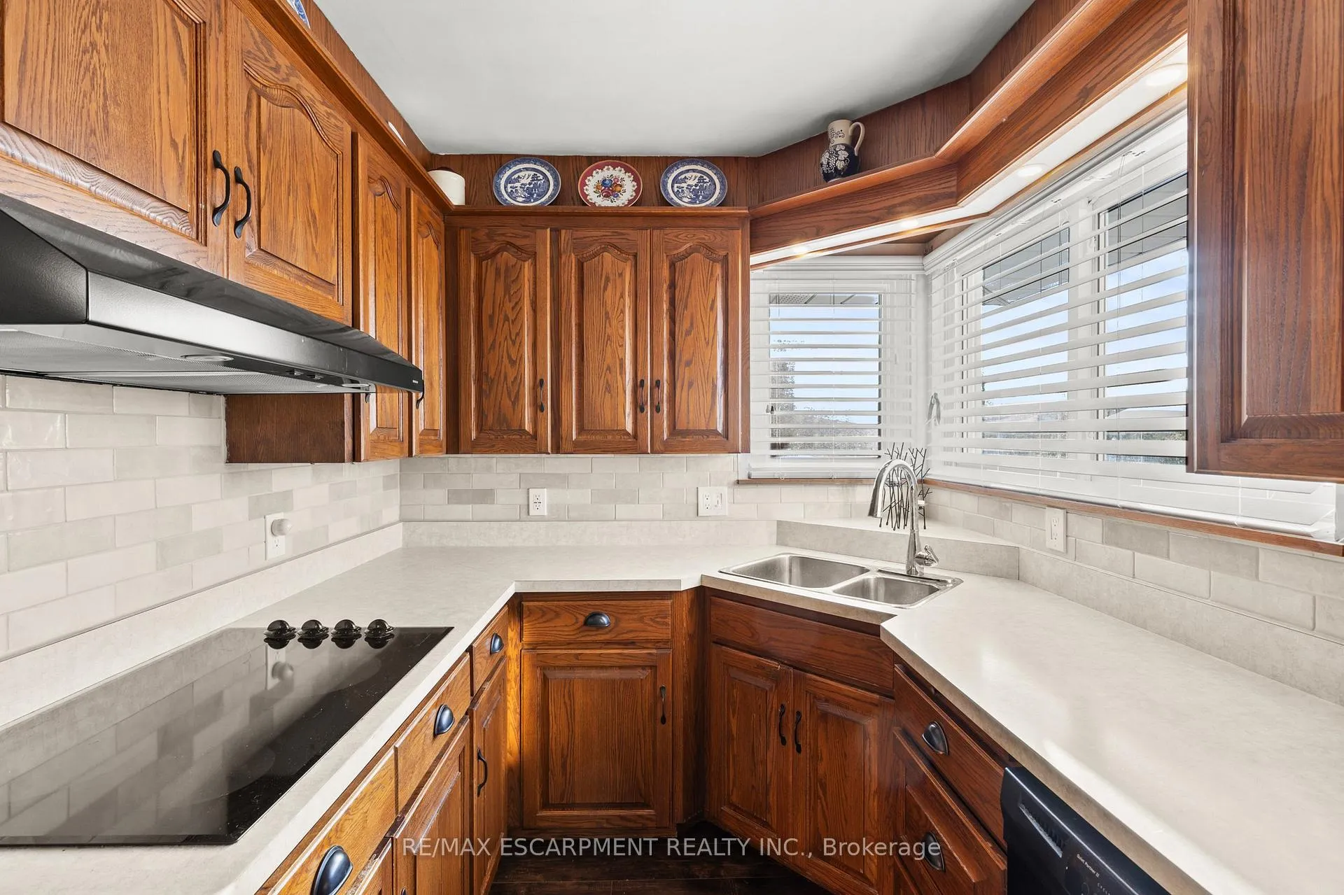 Photo 14 of 51 Elliott Avenue, Hamilton, Huntington — HOMEH