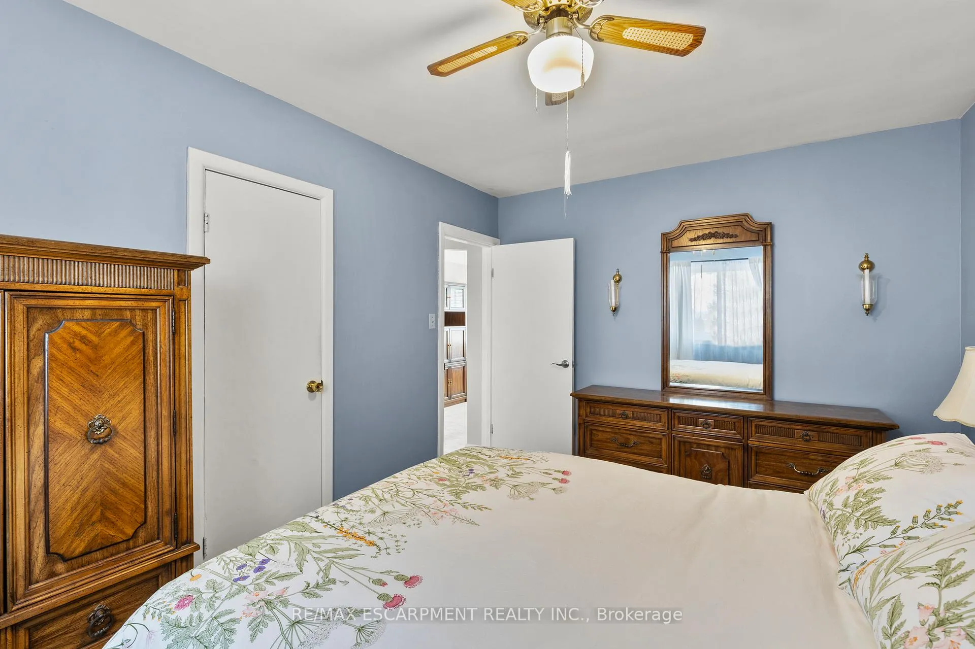 Photo 20 of 51 Elliott Avenue, Hamilton, Huntington — HOMEH