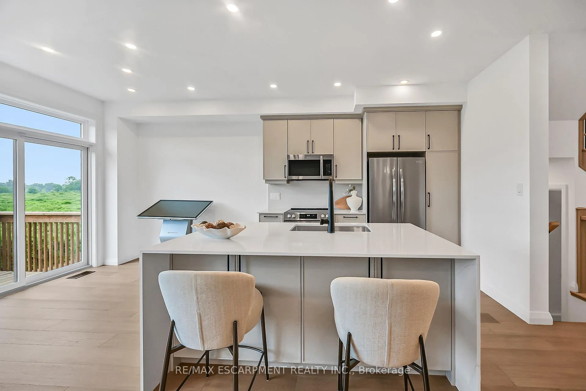 Photo 8 of 243 Alessio Drive, Hamilton, Sheldon — HOMEH