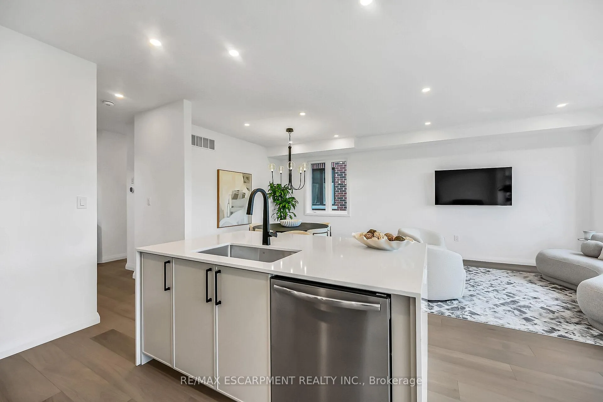 Photo 10 of 243 Alessio Drive, Hamilton, Sheldon — HOMEH