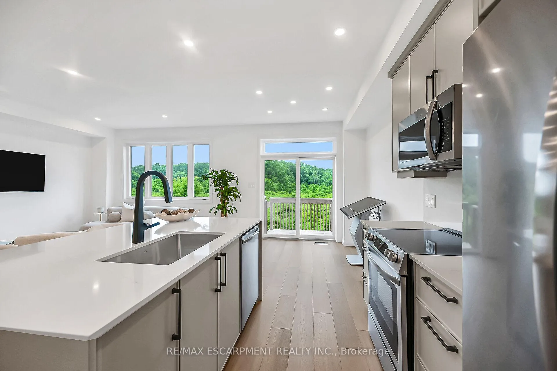Photo 11 of 243 Alessio Drive, Hamilton, Sheldon — HOMEH