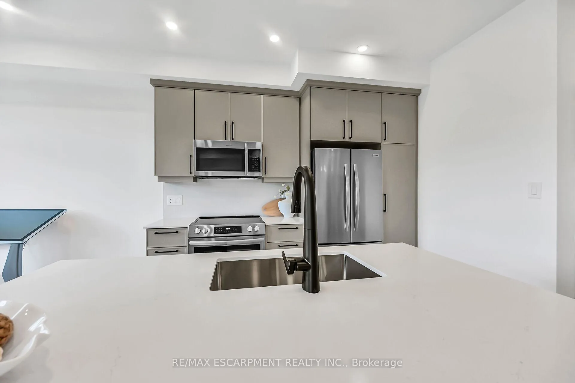Photo 12 of 243 Alessio Drive, Hamilton, Sheldon — HOMEH