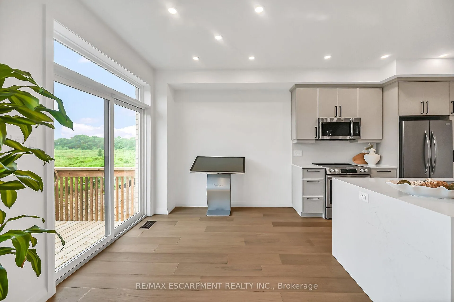 Photo 13 of 243 Alessio Drive, Hamilton, Sheldon — HOMEH