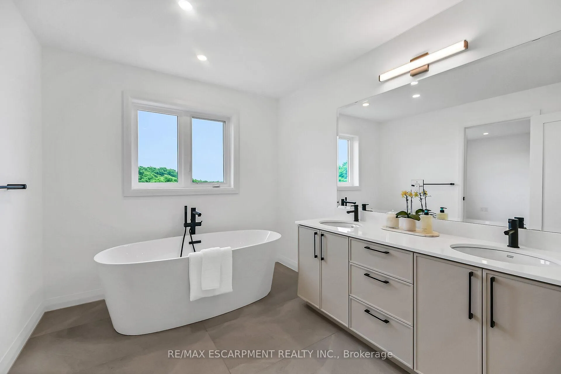 Photo 25 of 243 Alessio Drive, Hamilton, Sheldon — HOMEH