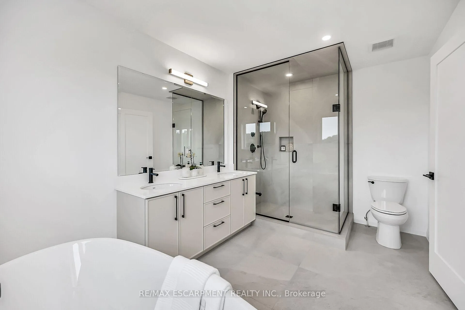 Photo 26 of 243 Alessio Drive, Hamilton, Sheldon — HOMEH