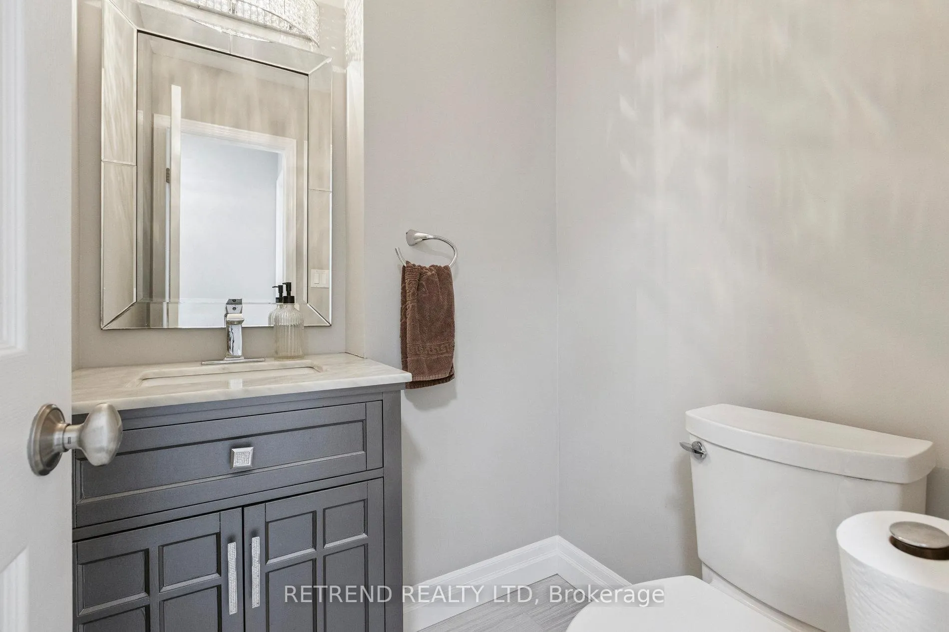 Photo 12 of 134 Queen Charlotte Crescent, Kitchener — HOMEH
