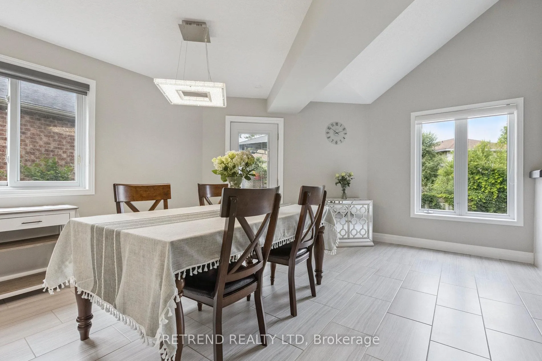 Photo 13 of 134 Queen Charlotte Crescent, Kitchener — HOMEH