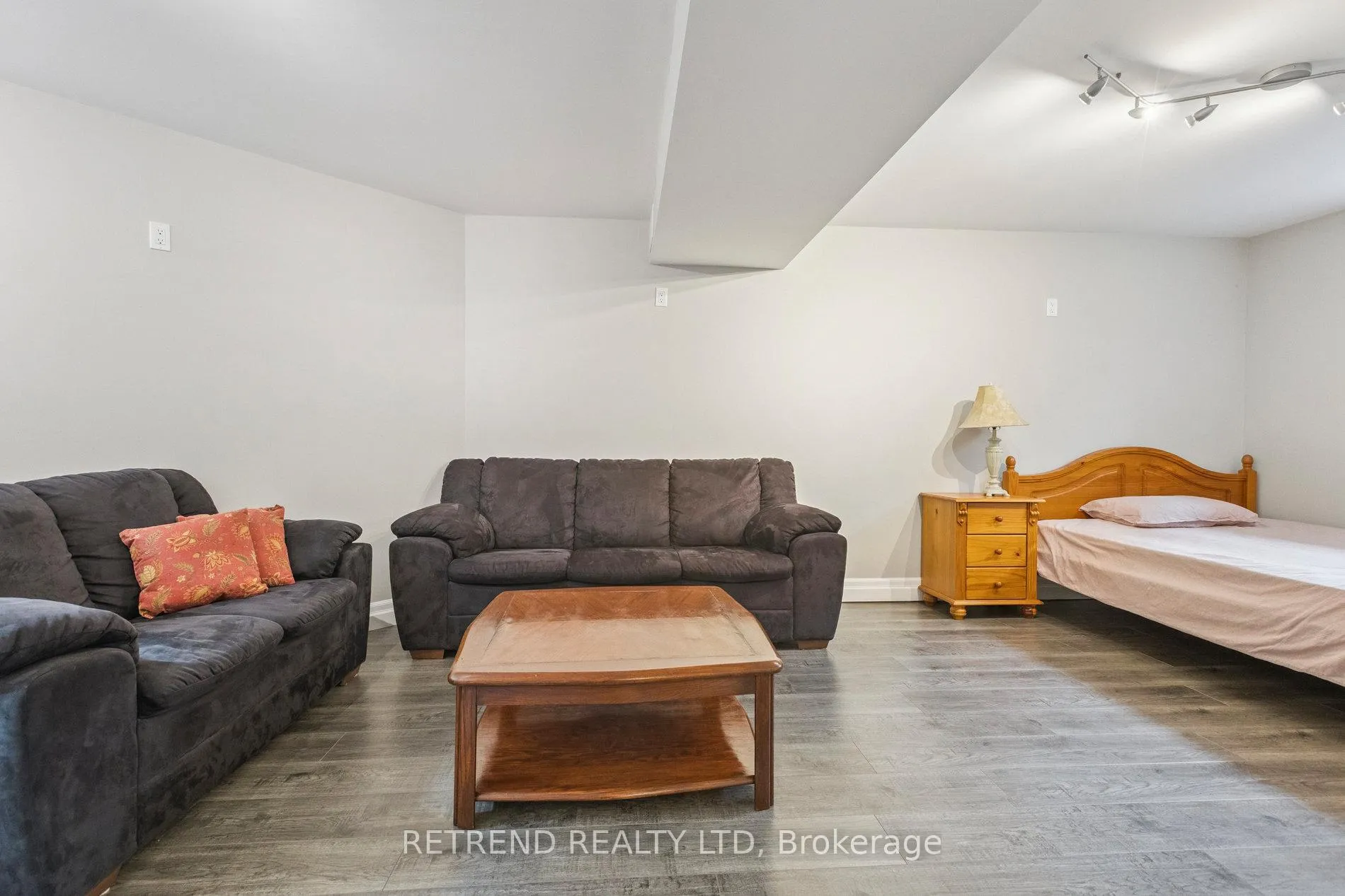 Photo 17 of 134 Queen Charlotte Crescent, Kitchener — HOMEH