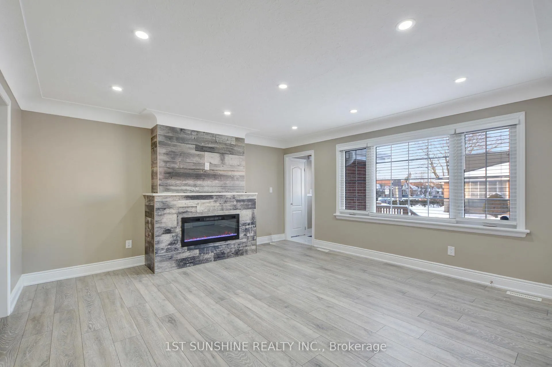 Photo 3 of Unit Upper, 1338 Monterey Avenue, Hamilton, Bartonville — HOMEH