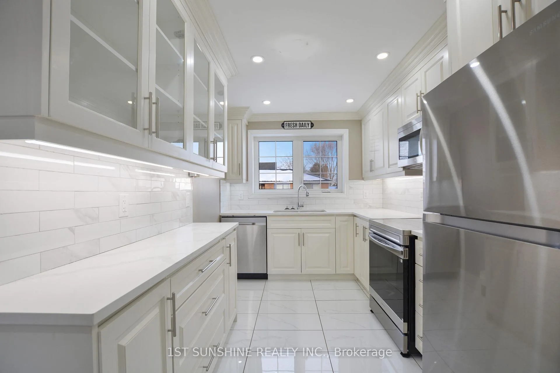 Photo 4 of Unit Upper, 1338 Monterey Avenue, Hamilton, Bartonville — HOMEH