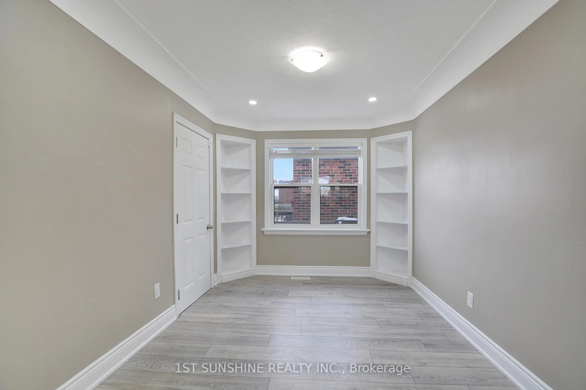 Photo 5 of Unit Upper, 1338 Monterey Avenue, Hamilton, Bartonville — HOMEH