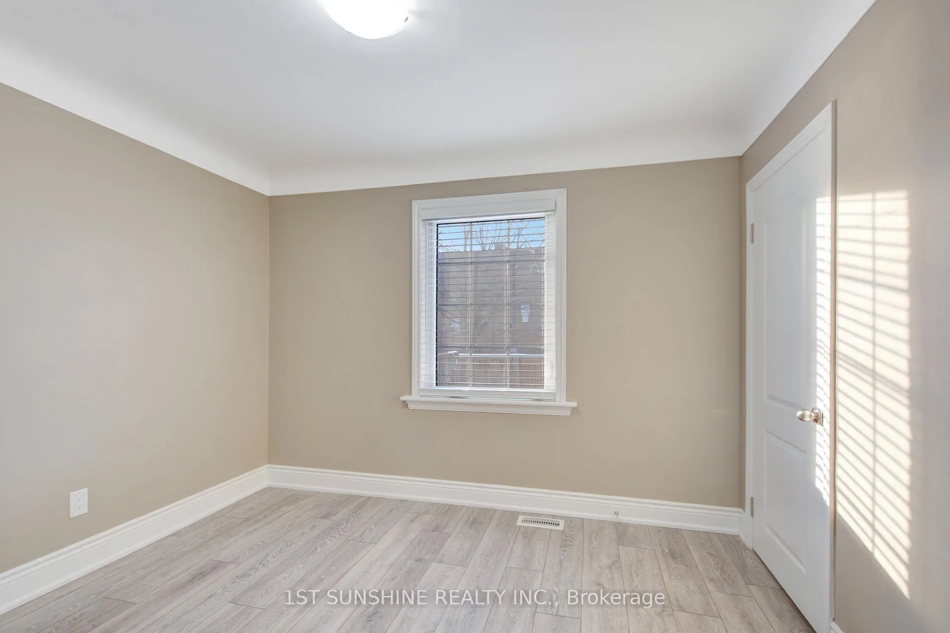 Photo 7 of Unit Upper, 1338 Monterey Avenue, Hamilton, Bartonville — HOMEH